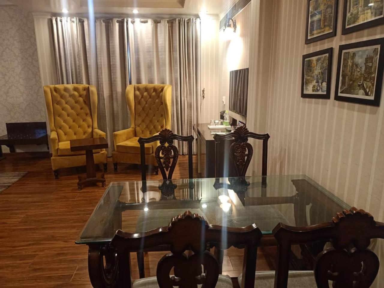Rockland Hotel, C.R Park New Delhi Extérieur photo